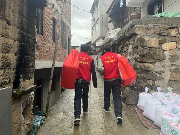 縮短考驗(yàn)期后，他坐上了回家過(guò)年的列車(chē)